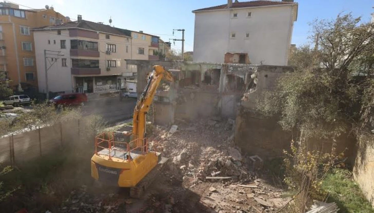 Çayırova’da metruk binalar yıkılıyor