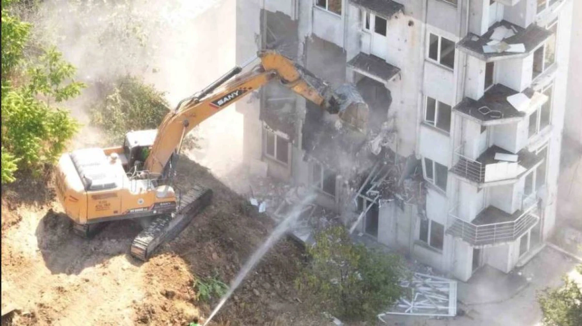 Çayırova’da riskli yapıların yıkımına başlandı