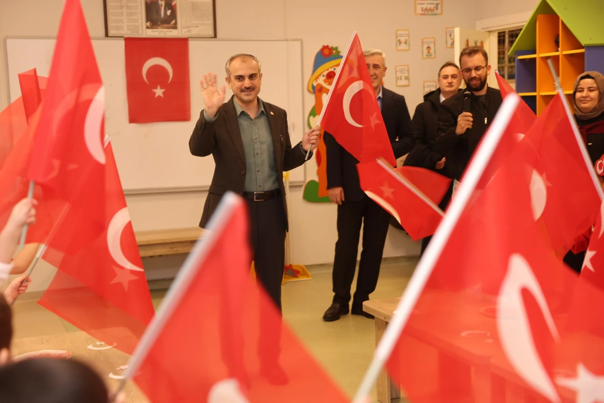 &Ccedil;ayırova&rsquo;daki &ccedil;ocuk kul&uuml;plerinde bayrak coşkusu
