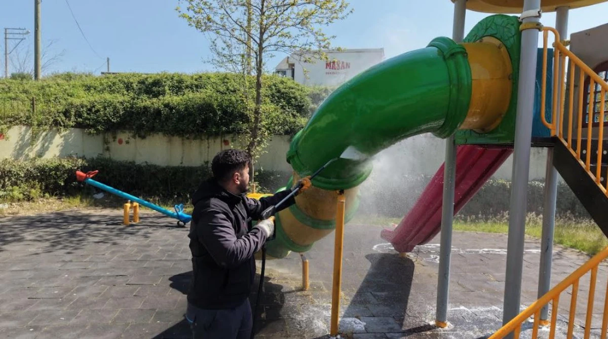 &Ccedil;ayırova&rsquo;daki parkların oyun grupları yıkanıyor