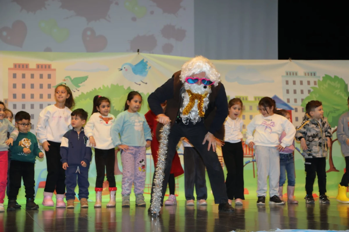 &Ccedil;ayırovalı &ccedil;ocuklar, yılın son  etkinliklerinde doyasıya eğlendi