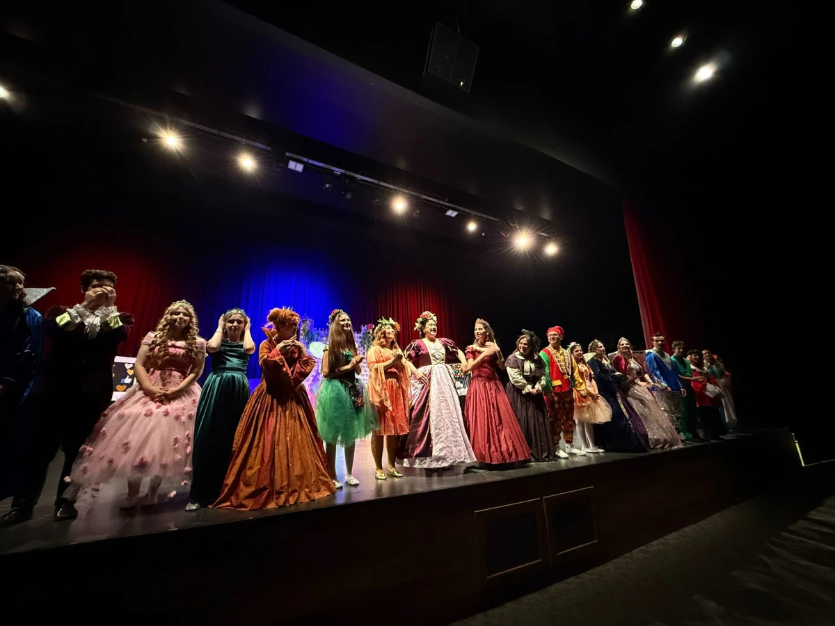 &Ccedil;ayırovalı gen&ccedil; tiyatrocuların performansı b&uuml;y&uuml;k alkış aldı