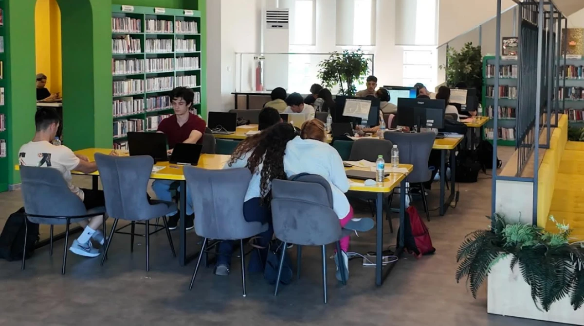 &Ccedil;ayırovalı gen&ccedil;ler, sınava kitap kahvelerde hazırlanıyor