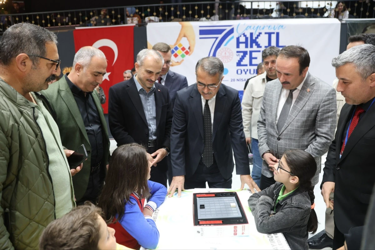 &Ccedil;ayırovalı &ouml;ğrenciler, akıl ve zeka oyunlarında ter d&ouml;k&uuml;yor