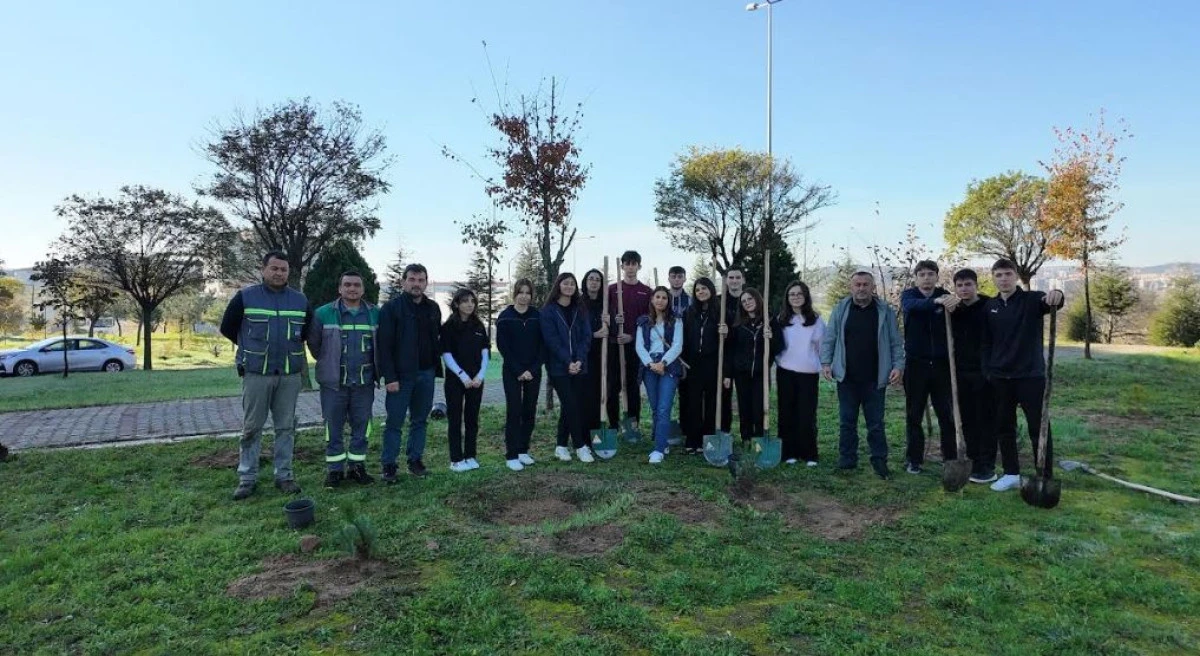 Çayırovalı öğrenciler, fidanları toprakla buluşturdu