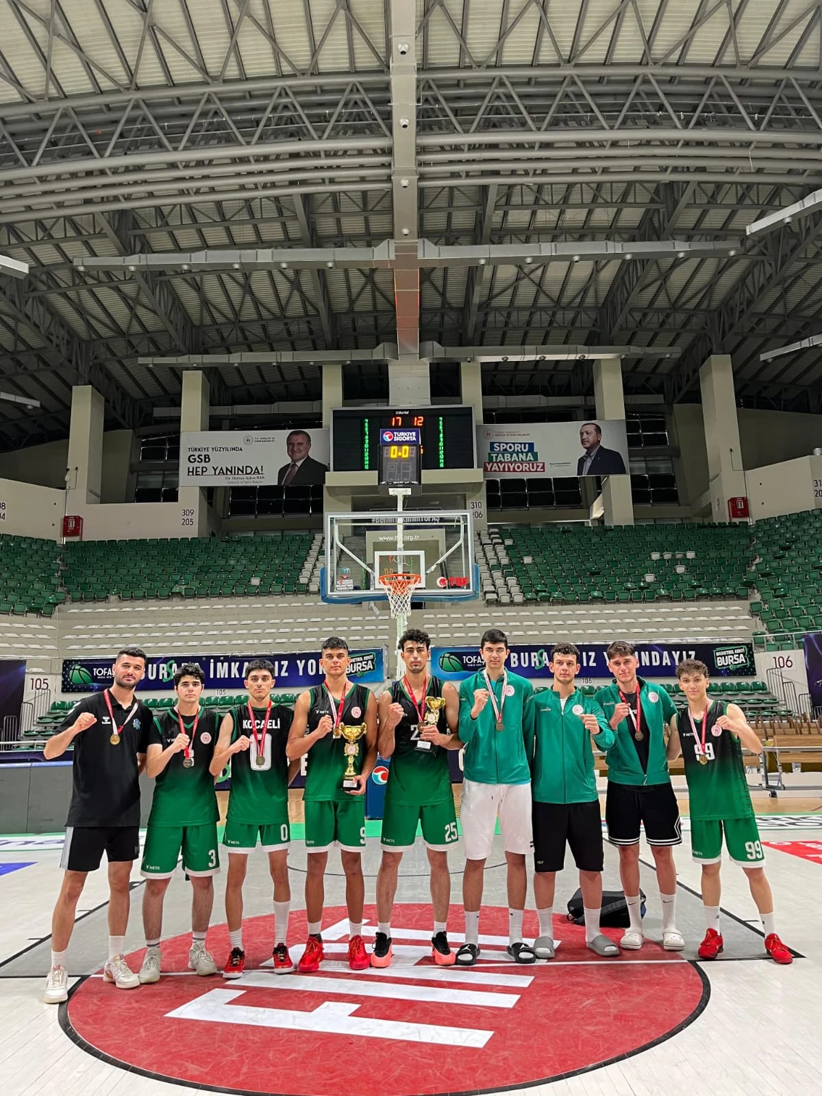 &Ccedil;ayırova&rsquo;nın gen&ccedil; basketbolcuları  Marmara b&ouml;lge şampiyonu oldu