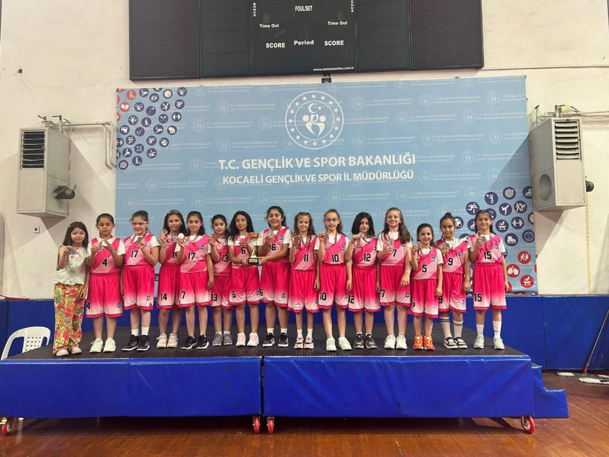 Çayırova’nın sporcuları madalya ve kupalara doymuyor