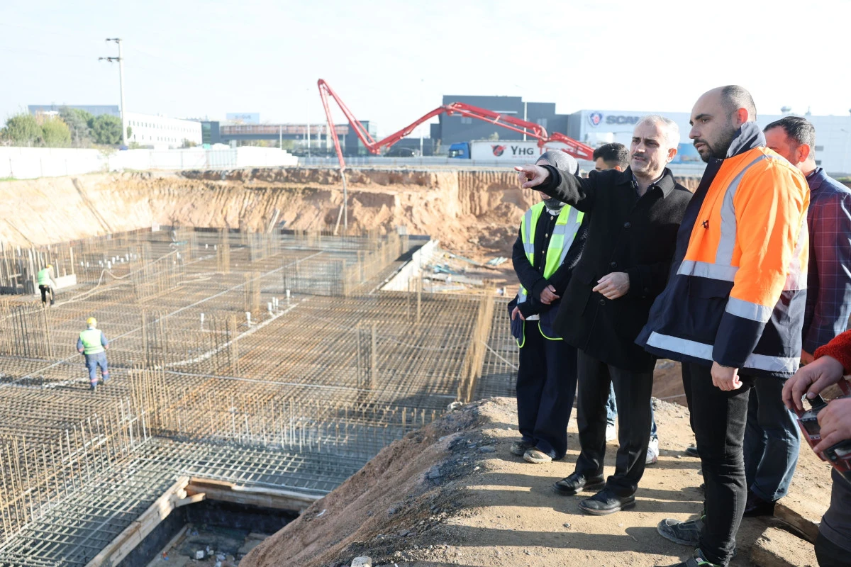 &Ccedil;ayırova&rsquo;nın yeni meslek lisesinde temel betonu seriliyor