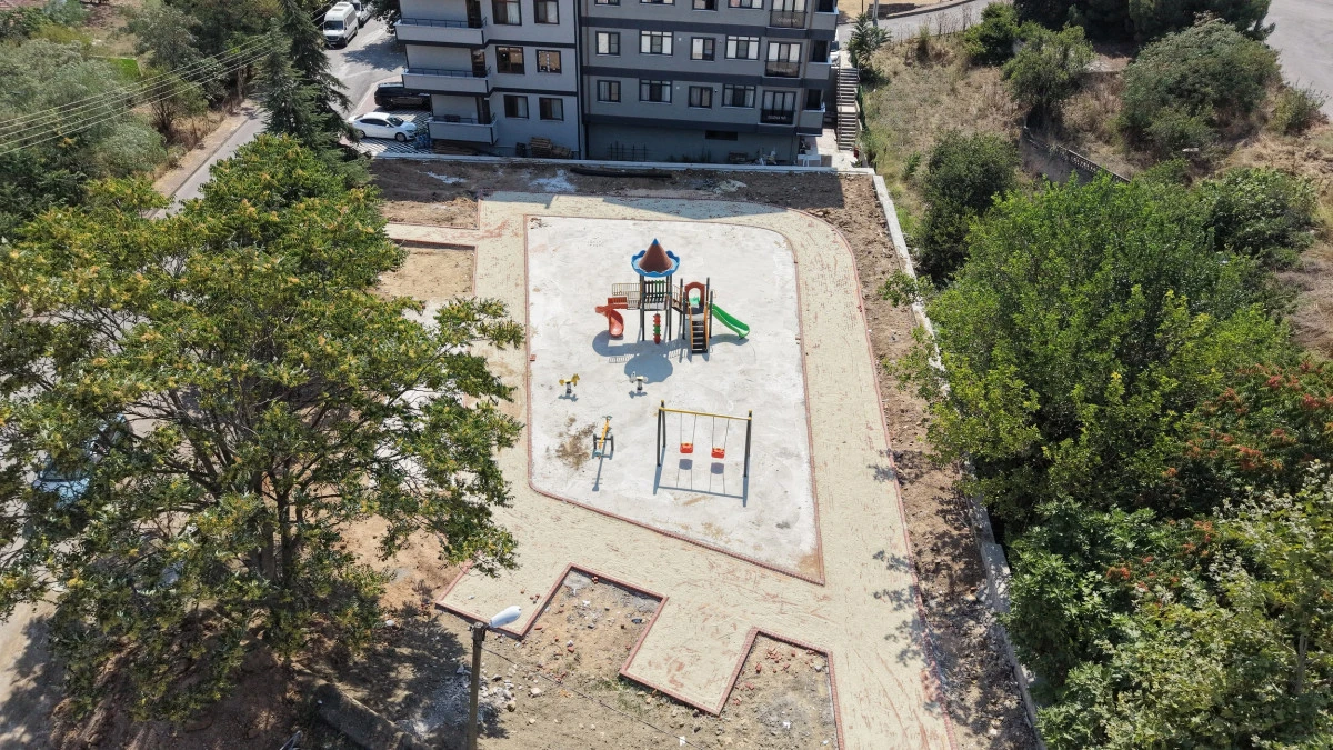 &Ccedil;ayırova&rsquo;nın yeşil alanlarında yenileme &ccedil;alışmaları s&uuml;r&uuml;yor