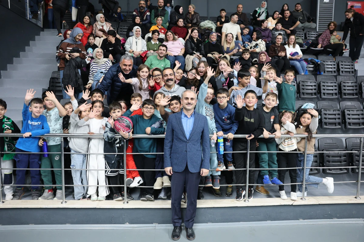&Ccedil;ift&ccedil;i, basketbolsever miniklerin isteğini kırmadı