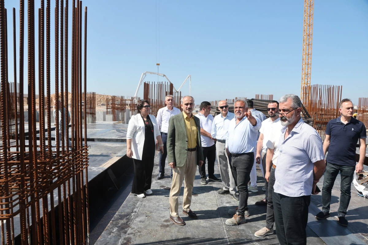 &Ccedil;ift&ccedil;i, &Ccedil;ayırova Devlet Hastanesi inşaatını inceledi
