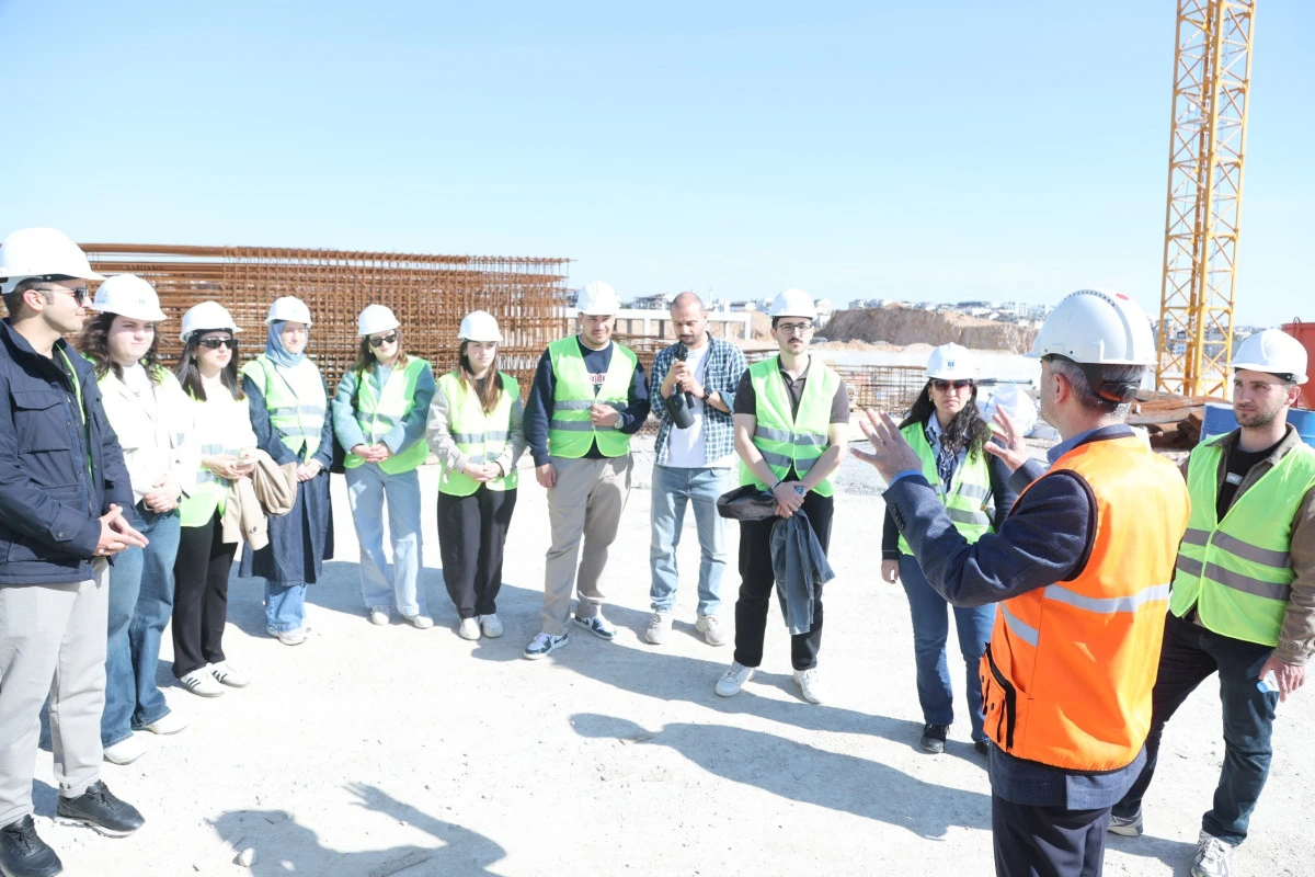 &Ccedil;ift&ccedil;i, hastane inşaatını GT&Uuml;&rsquo;l&uuml; &ouml;ğrencilerle birlikte inceledi