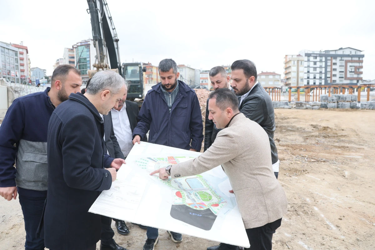 &Ccedil;ift&ccedil;i, kent meydanındaki &ccedil;alışmaları inceledi