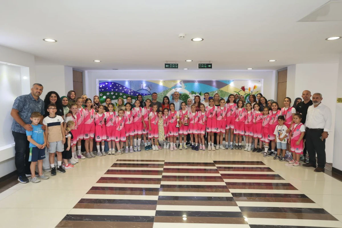 Çiftçi, minik basketbolcularla bir araya geldi