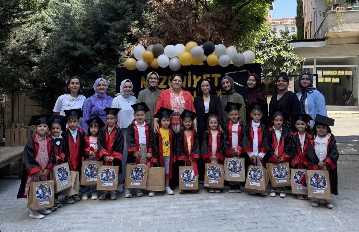 &Ccedil;ocuk Kul&uuml;pleri&rsquo;nde karne coşkusu yaşandı