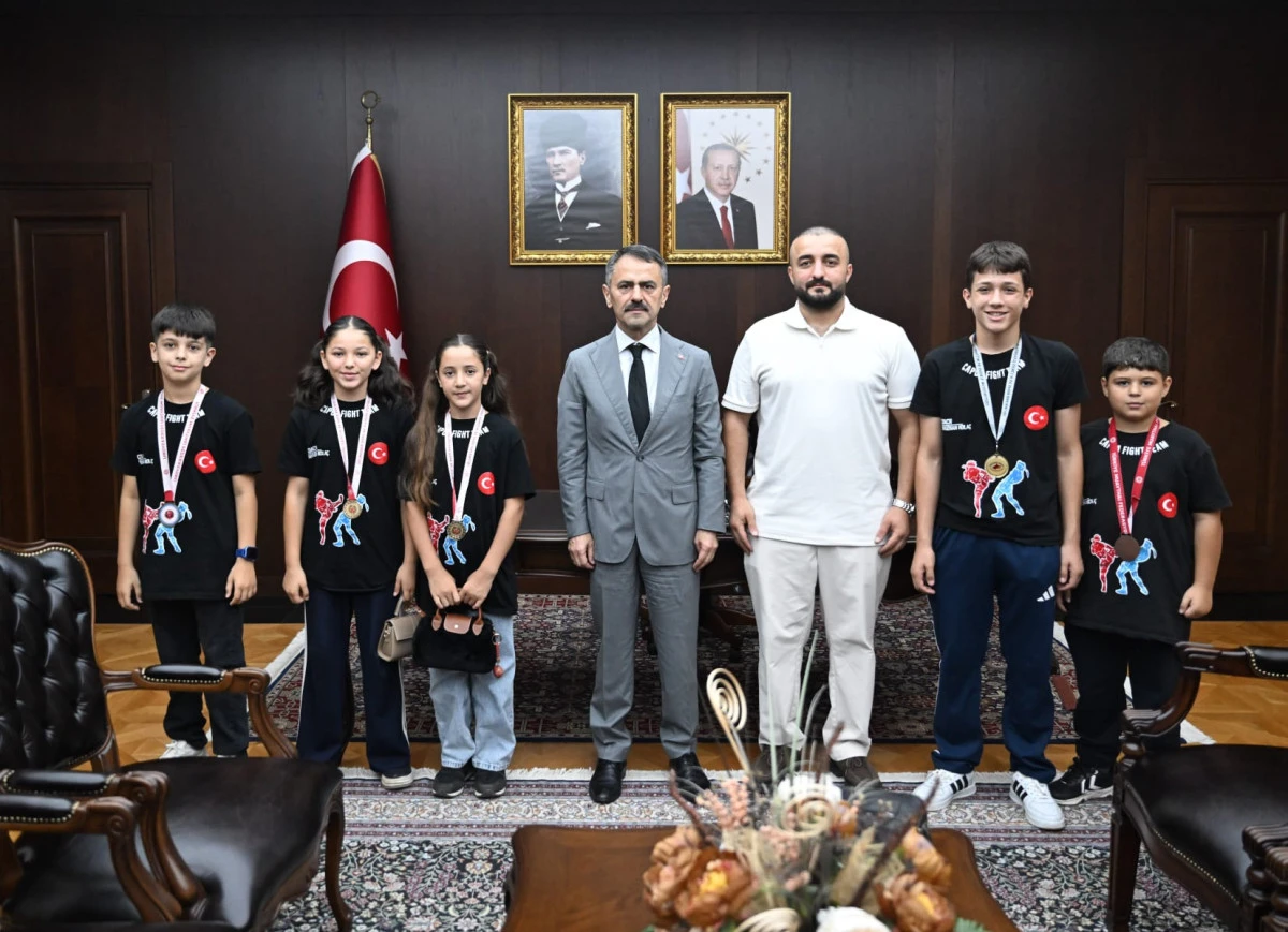 &Ccedil;ocuklar Muay Thai T&uuml;rkiye Şampiyonasında Derece Yapan Sporculardan Vali Aktaş&rsquo;a  Ziyaret
