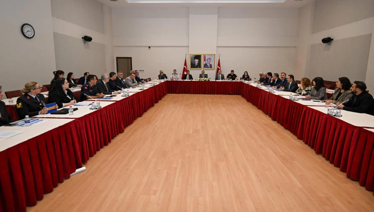 &Ccedil;ocukların Eğitim S&uuml;re&ccedil;lerinin G&uuml;venliğine İlişkin Koruyucu &Ouml;nleyici Hizmet ve Tedbirlerin Arttırılmasına Y&ouml;nelik İş Birliği Protokol&uuml; Toplantısı Vali İlhami Aktaş  Başkanlığında Yapıldı