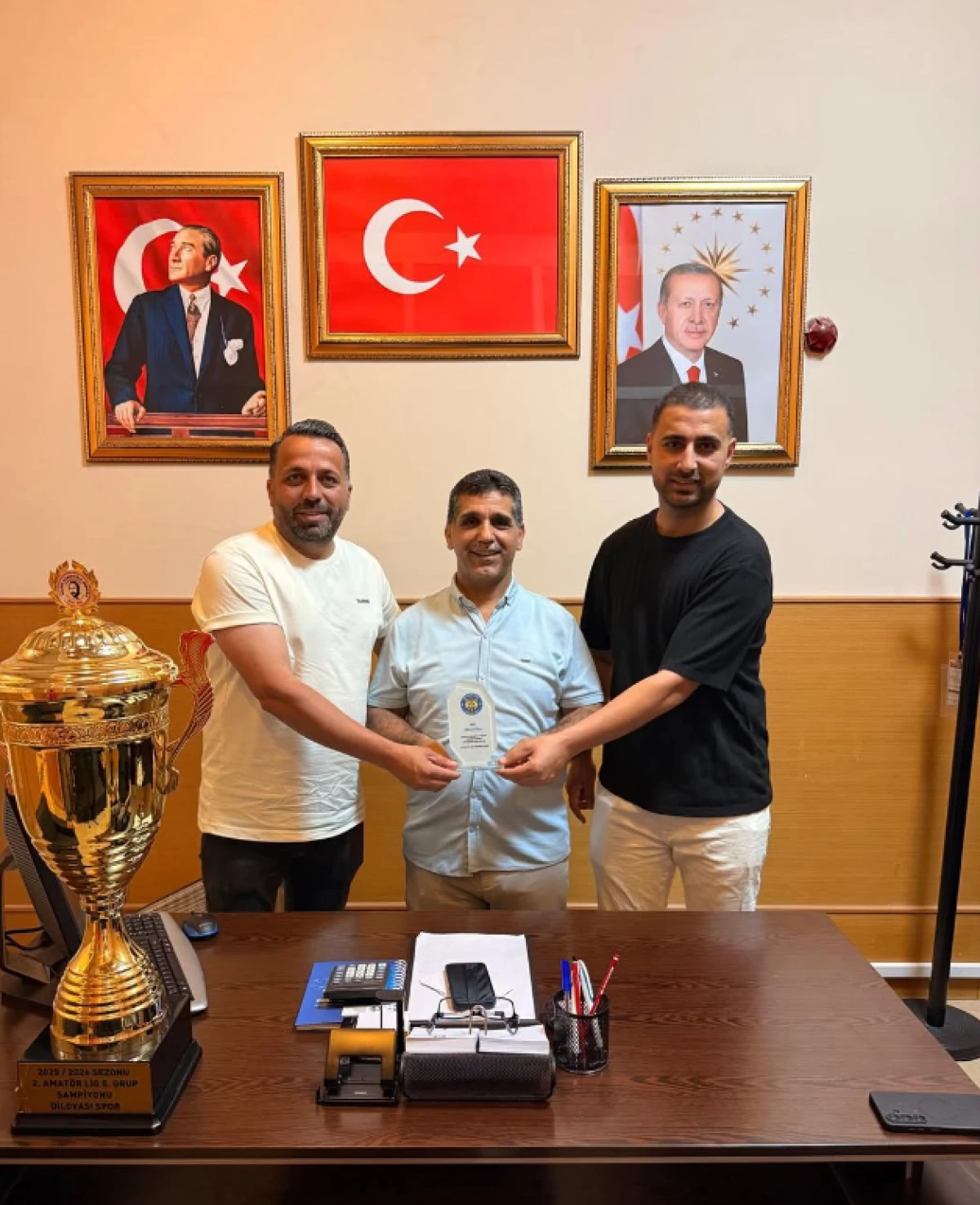Darıca 1934 Gen&ccedil;lerbirliği&rsquo;nden Mehmet Turak&rsquo;a Teşekk&uuml;r Plaketi