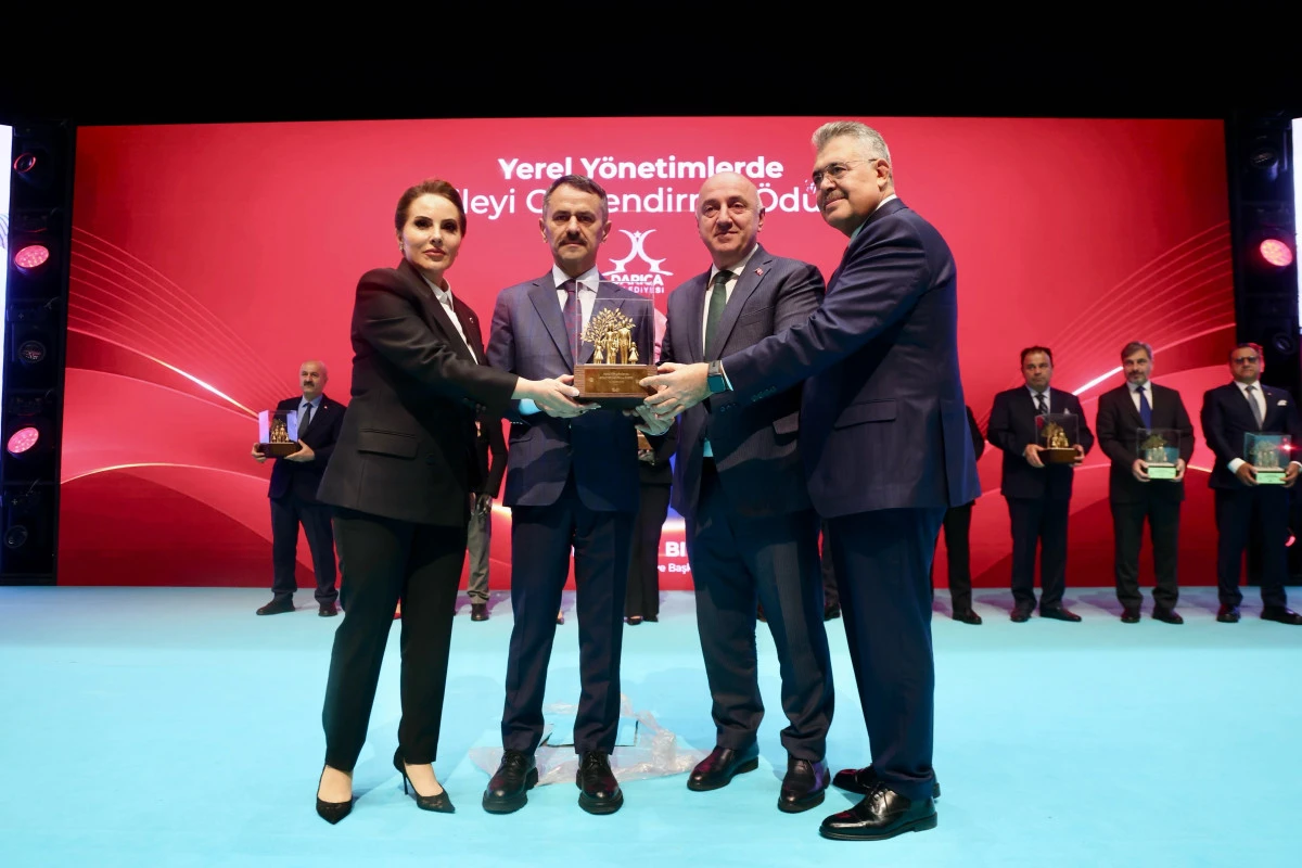 DARICA BELEDİYESİ&rsquo;NE &ldquo;YEREL Y&Ouml;NETİMLERDE AİLEYİ G&Uuml;&Ccedil;LENDİRME &Ouml;D&Uuml;L&Uuml;&rdquo;