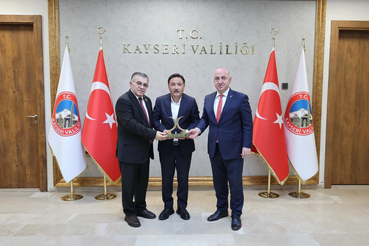 Darıca Muhtarlarından Kayseri Valisi G&ouml;kmen &Ccedil;i&ccedil;ek&rsquo;e Ziyaret