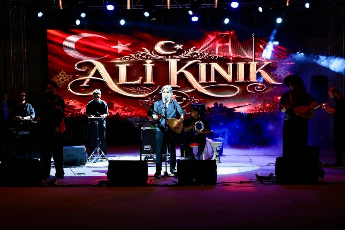 Darıca&rsquo;da 15 Temmuz Coşkusu Ali Kınık Konseriyle Ta&ccedil;landı