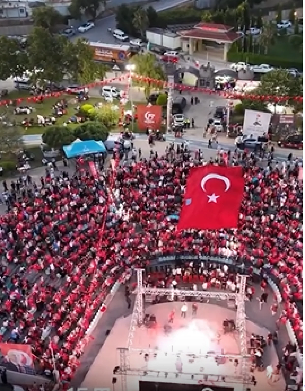 Darıca&rsquo;da 15 Temmuz&rsquo;un 10. Yılında Demokrasi N&ouml;beti: Binlerce Vatandaş Sahilde Buluştu