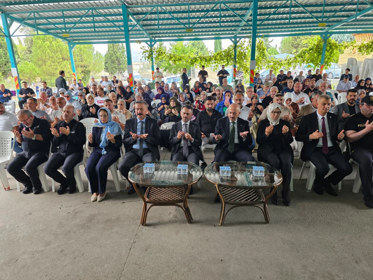 Deprem Şehitleri Mezarları Başında Dualarla Anıldı