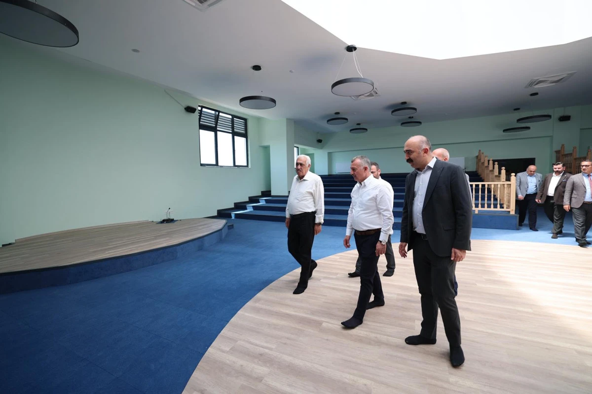 Derince&rsquo;nin yeni cemevindeki son kontrolleri Başkan B&uuml;y&uuml;kakın yaptı