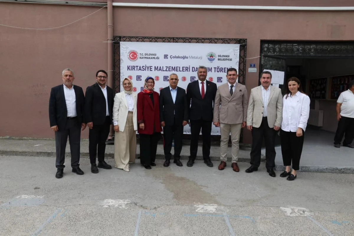 Dilovası&rsquo;nda Eğitime Destek S&uuml;r&uuml;yor 1. Sınıf &Ouml;ğrencilerine Kırtasiye Malzemesi Dağıtıldı   