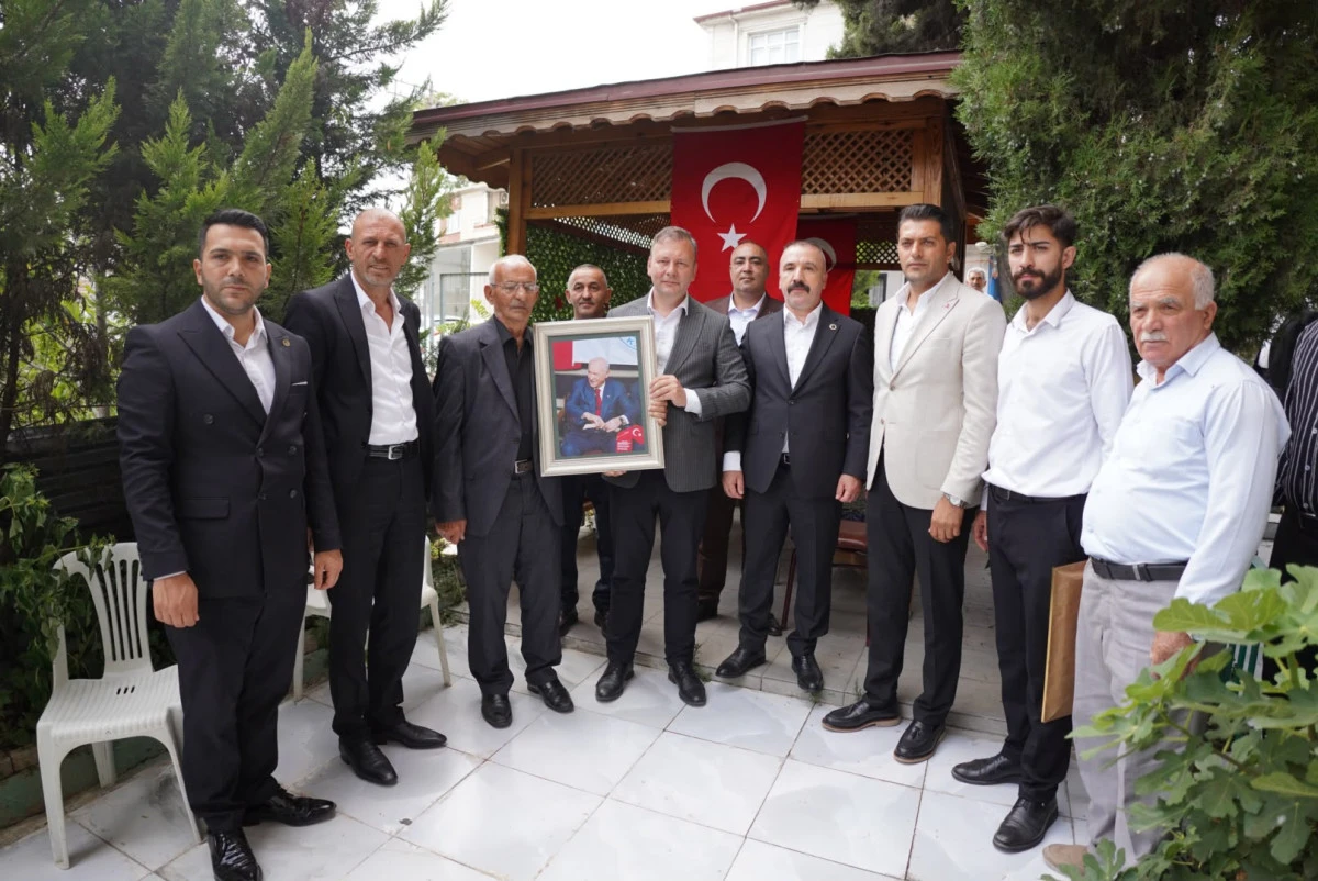 Dilovası&rsquo;nda şehit ailesine anlamlı ziyaret: Devlet Bah&ccedil;eli&rsquo;nin fotoğrafı takdim edildi