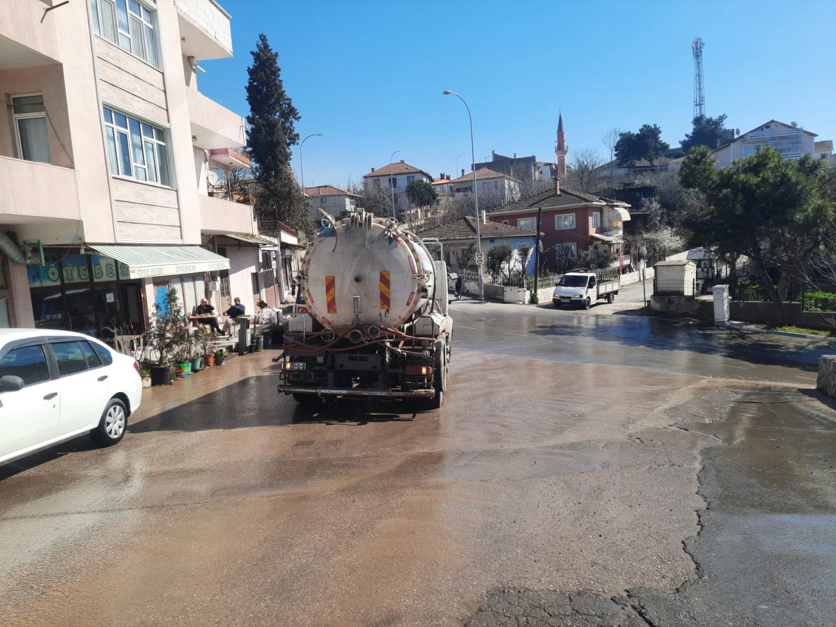 DİLOVASI&rsquo;NDA SOKAKLAR HER G&Uuml;N YIKANIYOR, PAZAR YERLERİ DEZENFEKTE EDİLİYOR