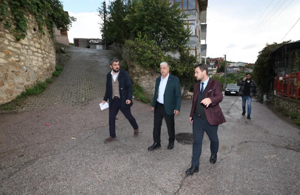 DİLOVASI&rsquo;NDA YOLLAR YENİLENİYOR: BAŞKAN &Ouml;MEROĞLU &Ccedil;ALIŞMA ALANLARINI İNCELEDİ