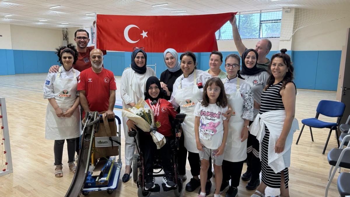 D&uuml;nya şampiyonu Havva Alyurt&rsquo;a s&uuml;rpriz kutlama