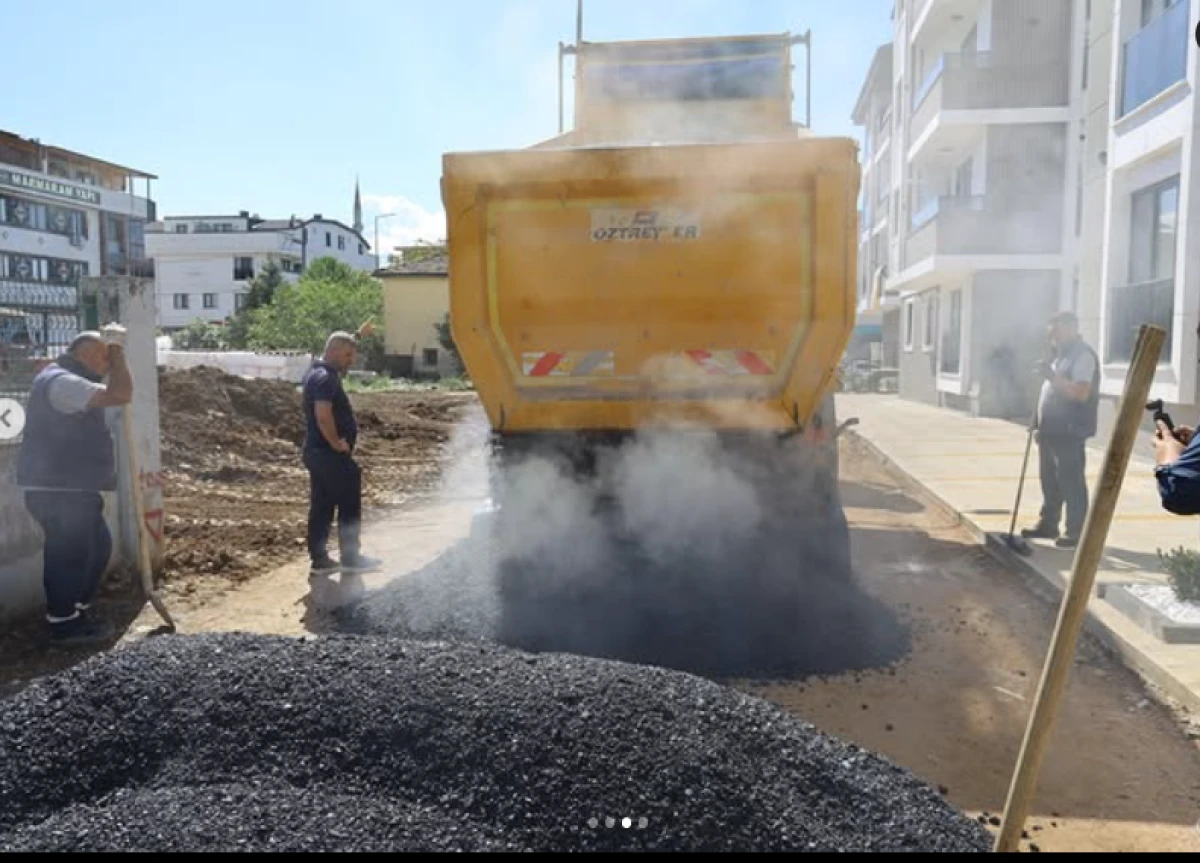Fen İşleri Ekiplerinden İl&ccedil;e Genelinde Asfalt &Ccedil;alışması