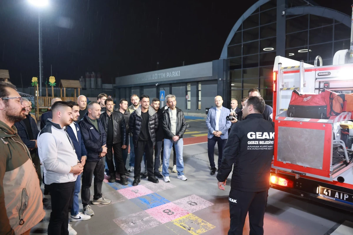 Gebze Belediyesi, Afetle M&uuml;cadele G&ouml;n&uuml;ll&uuml;lerini Yetiştiriyor