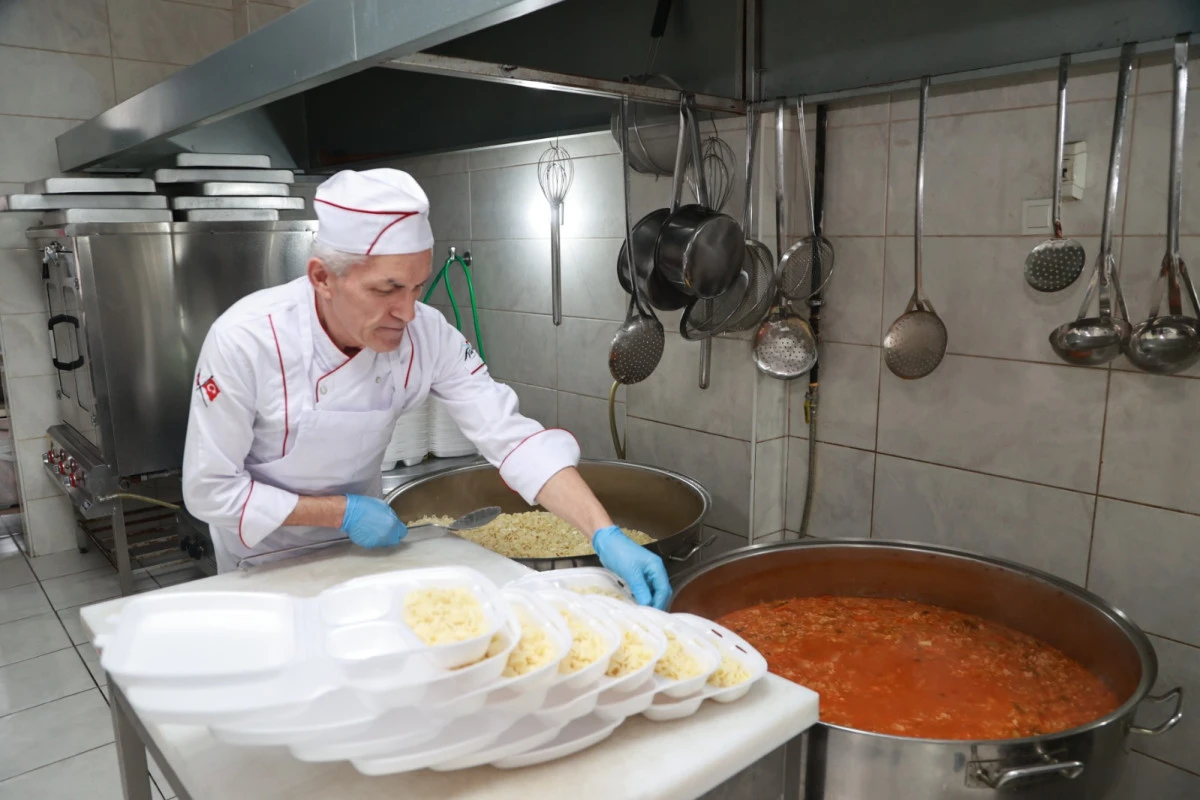 Gebze Belediyesi Aşevi&rsquo;nden Aylık 7 Bin 800 &Ouml;ğ&uuml;n Sıcak Yemek