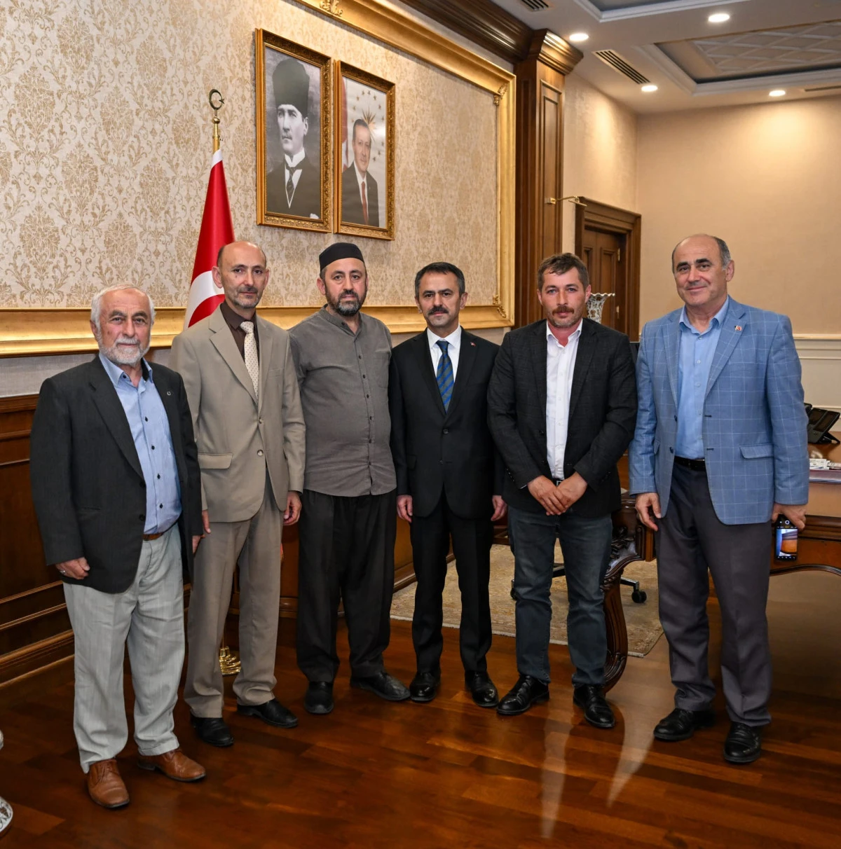 Gebze Beylikbağı Sarı Cami Dernek Başkan ve Y&ouml;netimi, Vali İlhami Aktaş&rsquo;ı Ziyaret Ettiler