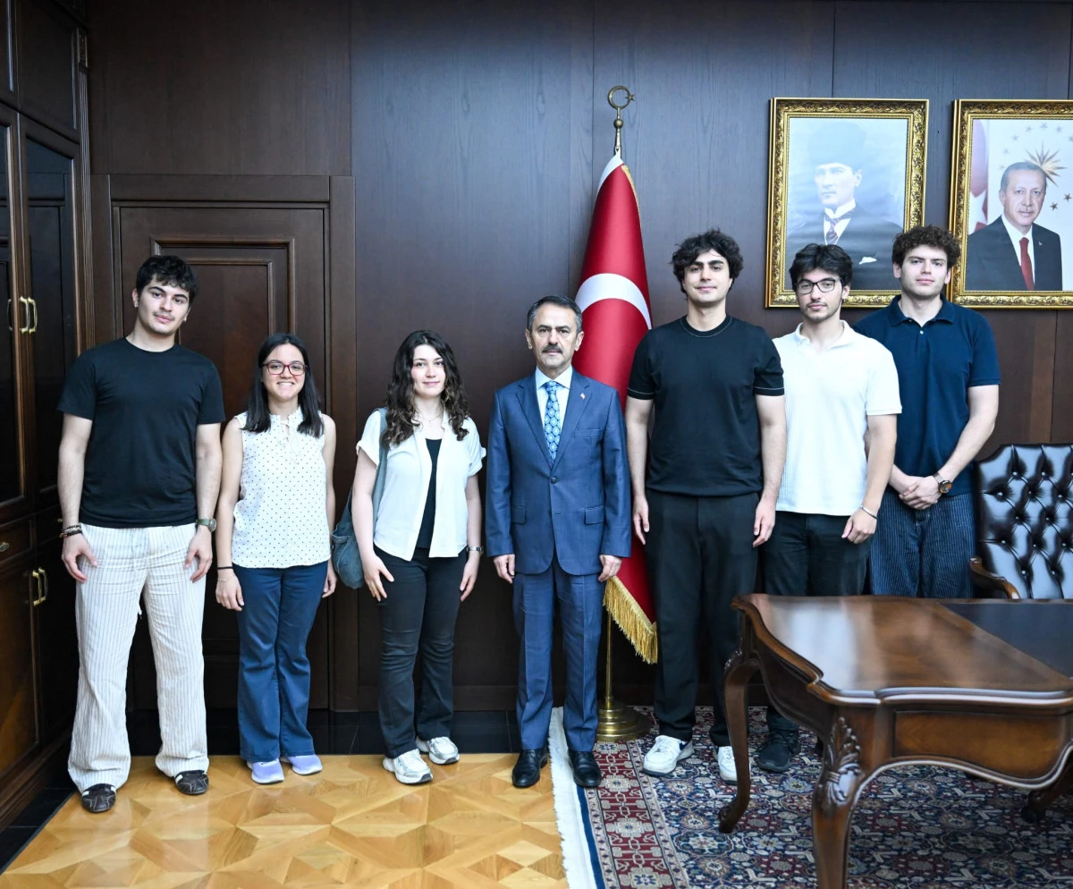 Gebze Teknik &Uuml;niversitesi Formula Student Takımı, Vali İlhami Aktaş'ı Gebze Makamda Ziyaret Etti