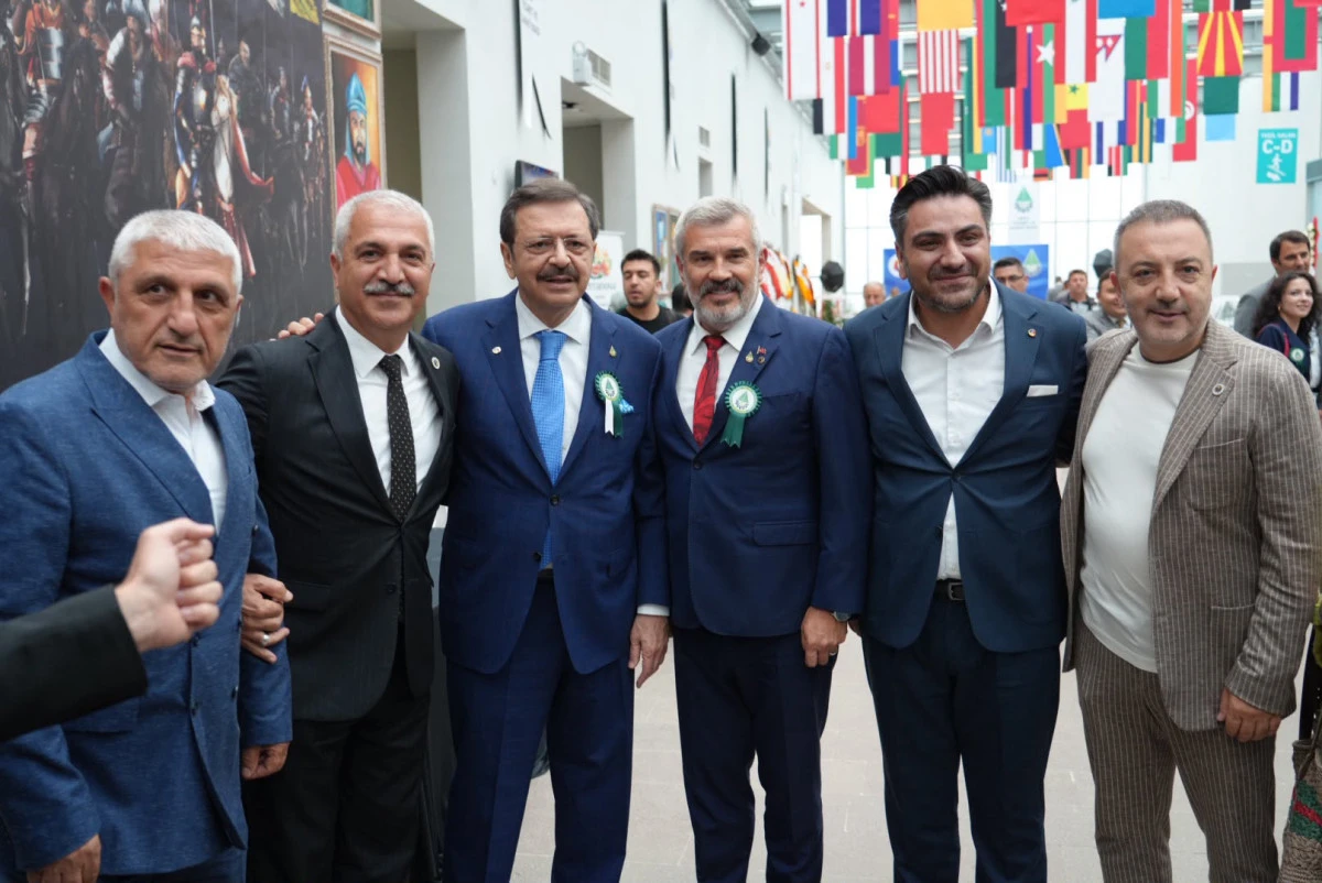 GEBZE TİCARET ODASI Y&Ouml;NETİM KURULU BAŞKANI ABDURRAHMAN ASLANTAŞ, TOBB BAŞKANI M. RİFAT HİSARCIKLIOĞLU İLE BİR ARAYA GELDİ