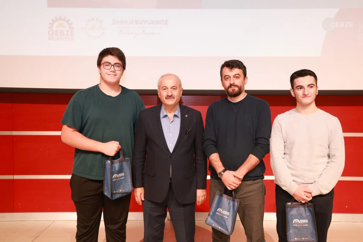 Gebze&rsquo;de Dr. Altay Cem Meri&ccedil;&rsquo;ten &ldquo;Biz Kimiz?&rdquo; Konferansı