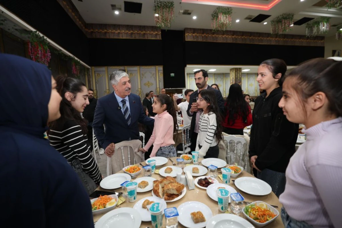 GEN&Ccedil;LER AYNI SOFRADA BULUŞTU: DİLOVASI&rsquo;NDA BİRLİK VE KARDEŞLİK İFTARI