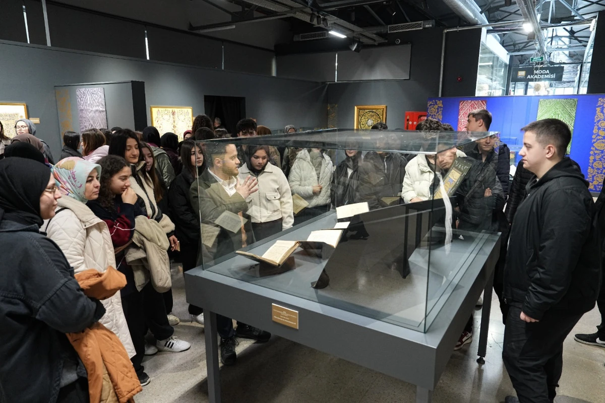 Gen&ccedil;ler, &ldquo;Mukaddes Emanetlere&rdquo; sahip &ccedil;ıkıyor