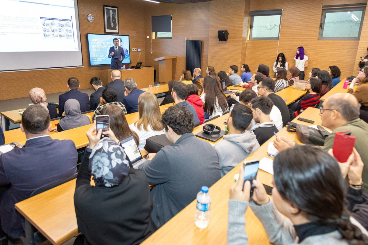 Genel M&uuml;d&uuml;r Abdulkadir &Ccedil;ay, İstanbul &Uuml;niversitesi &ouml;ğrencileriyle buluştu