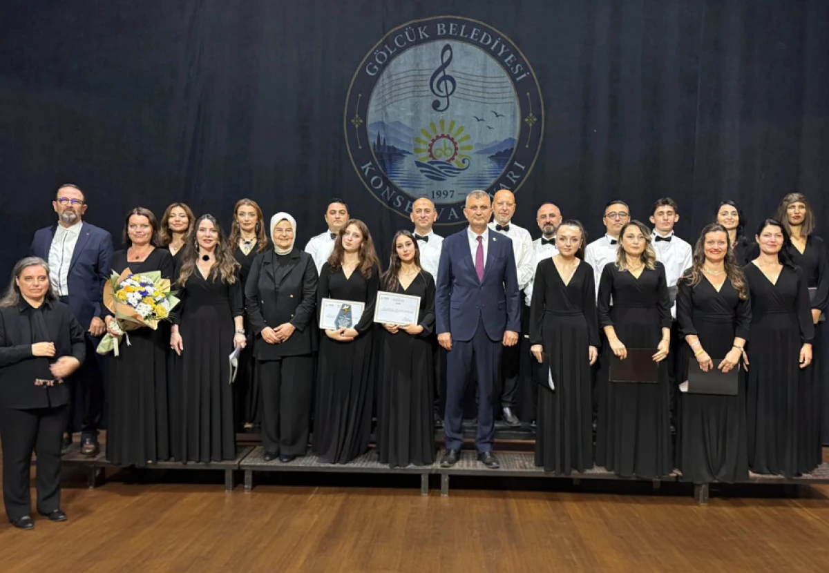 G&Ouml;LC&Uuml;K BELEDİYESİ KONSERVATUVARI T&Uuml;RK HALK M&Uuml;ZİĞİ KOROSU İLK KONSERİNİ B&Uuml;Y&Uuml;K BEĞENİYLE GER&Ccedil;EKLEŞTİRDİ