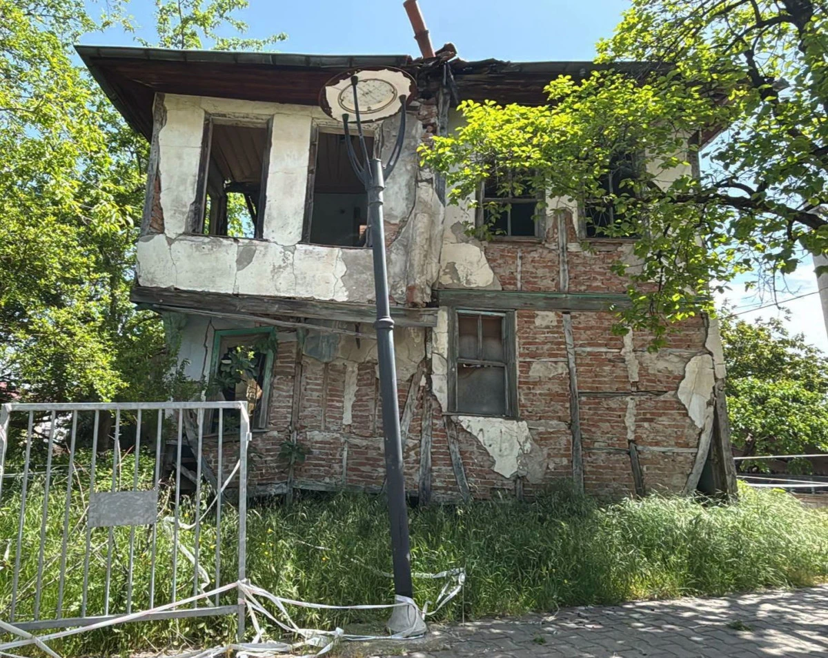 G&ouml;lc&uuml;k Belediyesi Riskli Metruk Binaları Yıkmaya Devam Ediyor