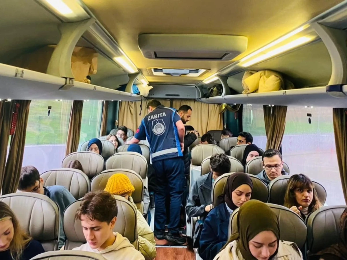 G&ouml;lc&uuml;k Belediyesi &Uuml;niversite &Ouml;ğrencilerinin Eğitim Yolculuğunda Yanlarında