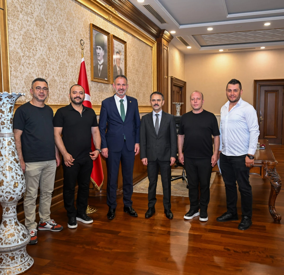  G&ouml;lc&uuml;k Esnaf ve Sanatk&acirc;rlar Odası Başkanı Tuncay Yıldız ve Yeni Y&ouml;netimi, Vali İlhami Aktaş'ı Ziyaret Etti