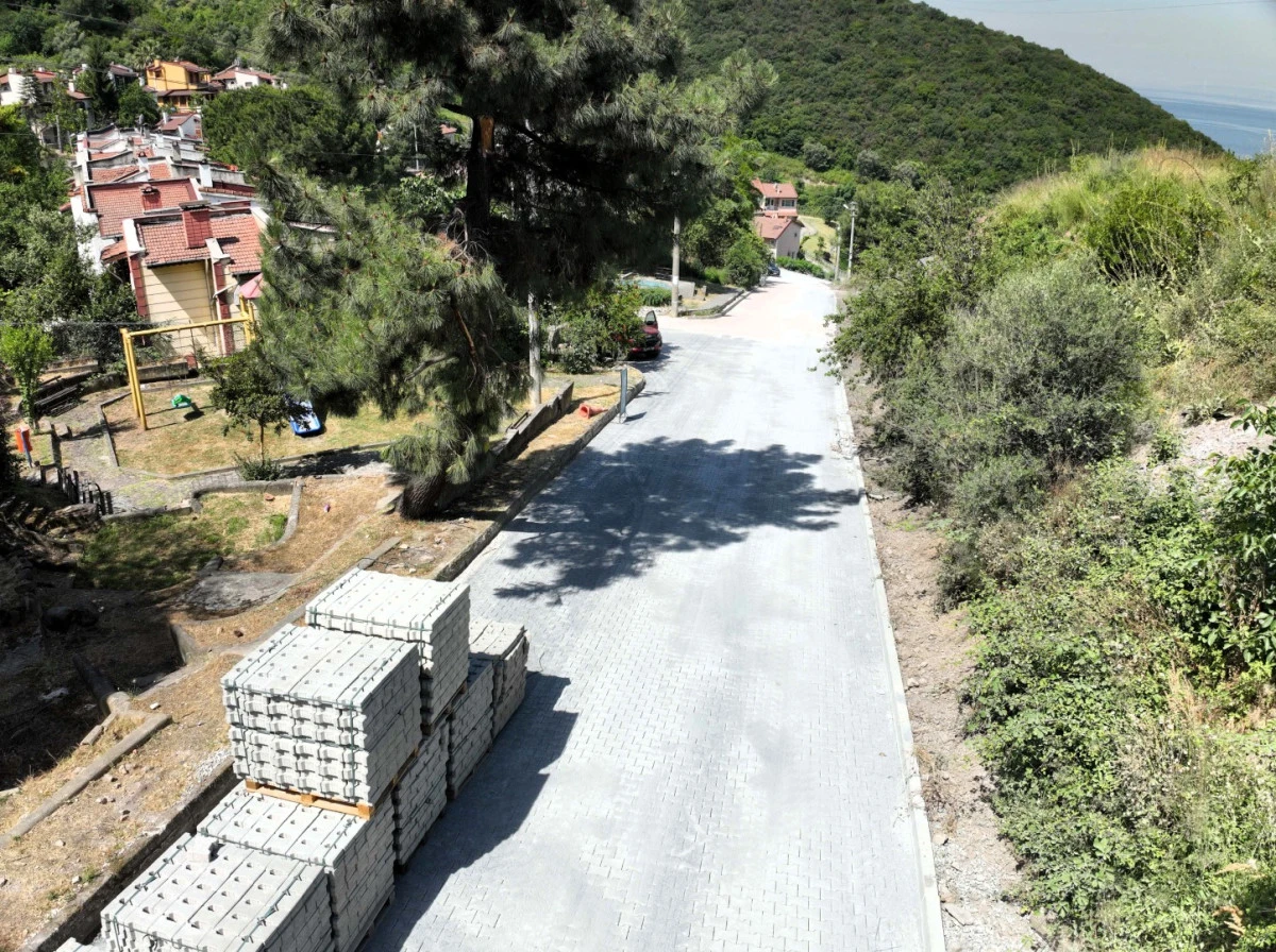 G&ouml;lc&uuml;k Halıdere&rsquo;de 3 sokakta parke yollar yenilendi