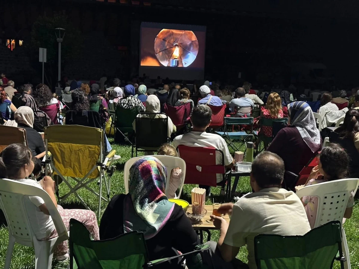 G&ouml;lc&uuml;kl&uuml;ler'den A&ccedil;ık Havada Film G&ouml;sterimine Yoğun İlgi