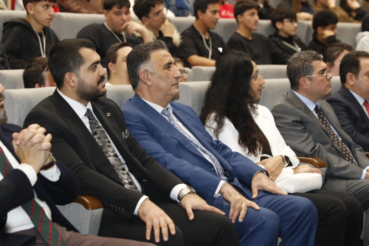 GT&Uuml; Rekt&ouml;r&uuml; Başiskele Kariyer Zirvesi&rsquo;nde Gen&ccedil;lerle Buluştu